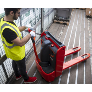 De nouveaux chariots accompagnants compacts pour le transfert de palettes chez Fenwick Linde