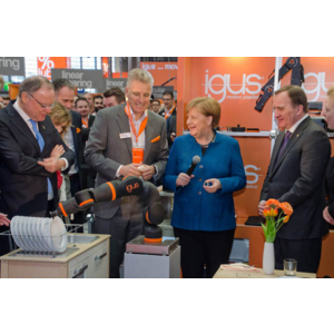 Angela Merkel découvre le bras de robot de service igus sur la foire de Hanovre 