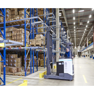 Les chariots UniCarriers en action au sein du centre logistique « European Distribution Center « de Skechers