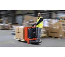 Un nouveau transpalette polyvalent et compact avec plateforme rabattable chez Fenwick-Linde