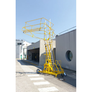Echelle mobile à accès latéral : un équipement qui sécurise les opérateurs accédant aux dômes des camions