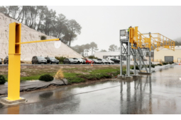 Passerelle repliable avec barrière de sécurité et plateforme d'accès