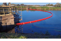 Barrage flottant pour confiner les hydrocarbures