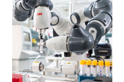 Le robot collaboratif d'ABB supprime les contraintes de l'échantillonnage dans le laboratoire de l’hôpital universitaire Karolinska