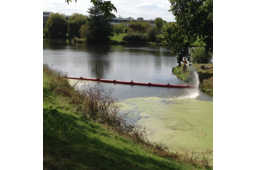 Barrage pour confiner les lentilles d'eau