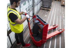 De nouveaux chariots accompagnants compacts pour le transfert de palettes chez Fenwick Linde