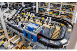 La solution globale de flux de marchandises Interroll réalisée en briques Lego® !