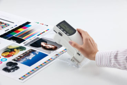 Konica Minolta Sensing un nouveau spectrodensitomètre portable, le FD-7