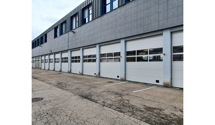 Dynaco installe 17 portes sectionnelles dans le bâtiment du SDIS de la région Rhône-Alpes