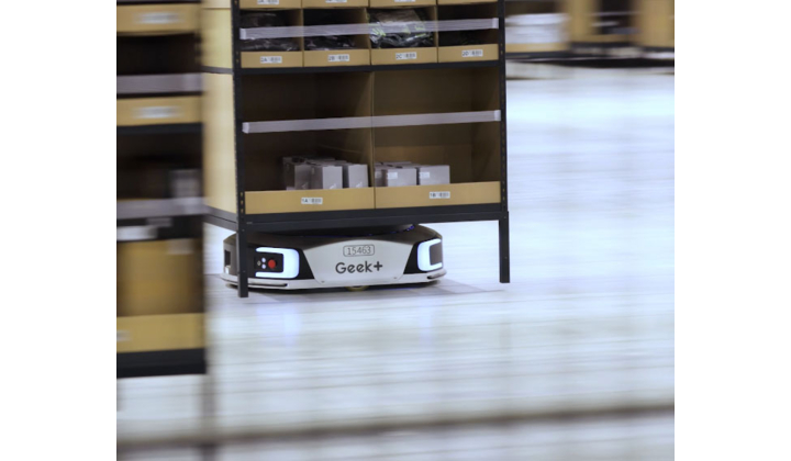 Les robots Geek+ équipent le nouveau centre logistique de DB Schenker pour le commerce électronique