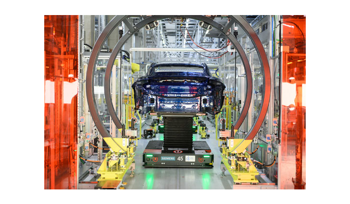 Siemens installe une chaine de production flexible verticale pour le montage de la première Porsche 100% électrique