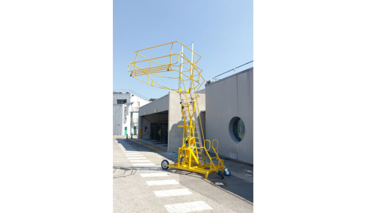 Echelle mobile à accès latéral : un équipement qui sécurise les opérateurs accédant aux dômes des camions