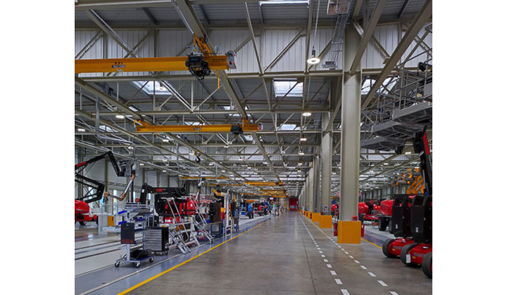 SERE Maintenance équipe la nouvelle unité de production de nacelles de Manitou Group avec 15 ponts roulants