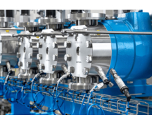 Une pompe combinée avec 6 têtes ecoflow de Lewa dose de l’acide sulfurique concentré agressif