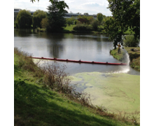 Barrage pour confiner les lentilles d'eau