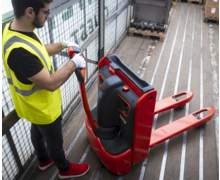 De nouveaux chariots accompagnants compacts pour le transfert de palettes chez Fenwick Linde