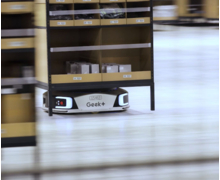 Les robots Geek+ équipent le nouveau centre logistique de DB Schenker pour le commerce électronique