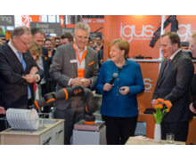 Angela Merkel découvre le bras de robot de service igus sur la foire de Hanovre 