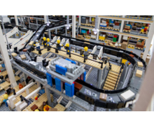 La solution globale de flux de marchandises Interroll réalisée en briques Lego® !