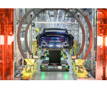 Siemens installe une chaine de production flexible verticale pour le montage de la première Porsche 100% électrique